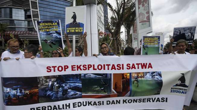 Masyarakat Peduli Satwa (MPS) melakukan aksi di depan mal Neo Soho di kawasan Central Park, Jakarta Barat (15/01). Mereka menolak eksploitasi pinguin oleh restoran di mal tersebut.