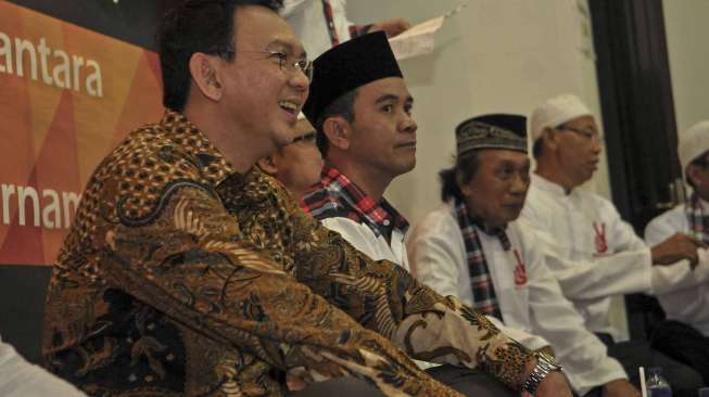 Calon Gubernur DKI Jakarta Basuki Tjahaja Purnama atau Ahok menghadiri silaturahmi dengan Relawan Nusantara (RelaNU) di Patra Kuningan, Jakarta, Minggu (15/1).