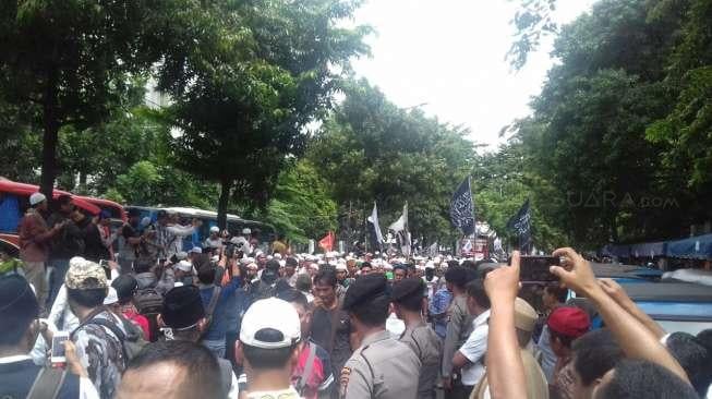 Sejumlah Laskar FPI Pingsan di Depan Mabes Polri