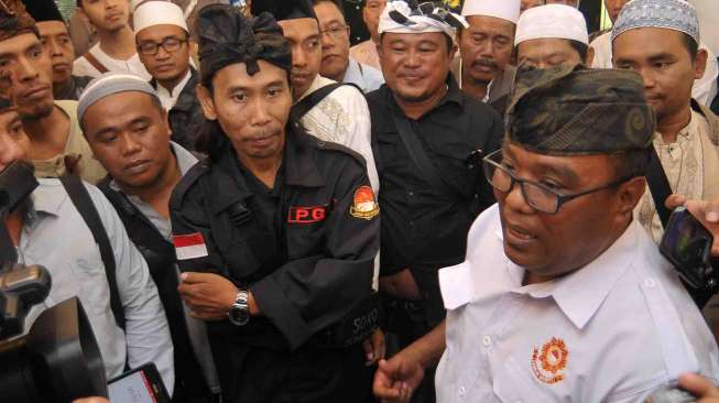 Sejumlah tokoh Hindu dan Islam Bali berdiskusi saat melaporkan Front Pembela Islam (FPI) ke Polda Bali, Senin (16/1).