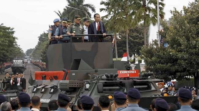 Presiden juga melakukan uji coba Panser Anoa Amfibi.    