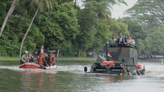 Jokowi Ingin Industri Pertahanan RI Kompetitif di Pasar Dunia