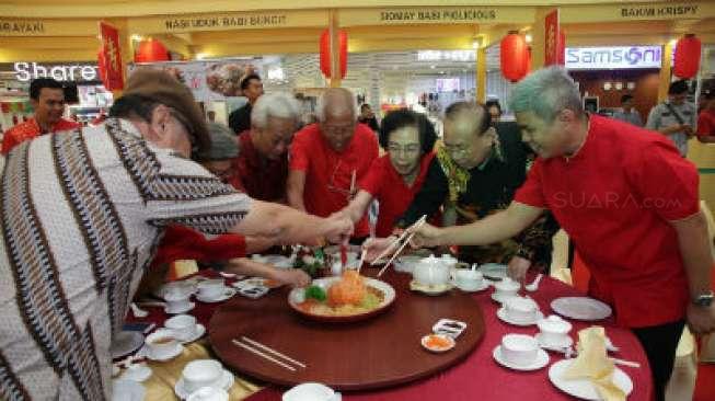 Makan Siang Tradisi Imlek Membuka Event "Shanghai Broadway"