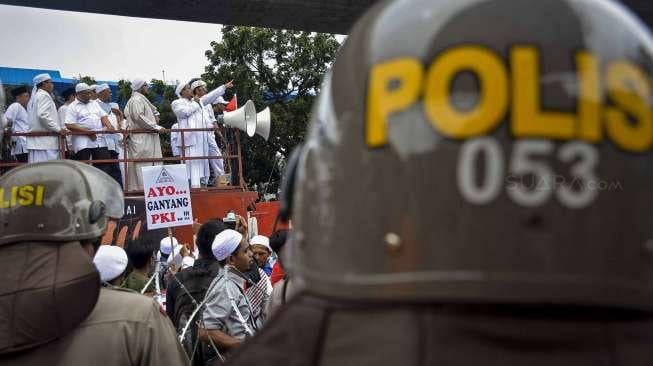 Front Pembela Islam menyambangi gedung Mabes Polri, Jakarta, Senin (16/1).