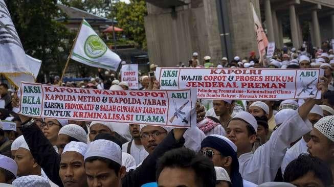 Front Pembela Islam menyambangi gedung Mabes Polri, Jakarta, Senin (16/1).