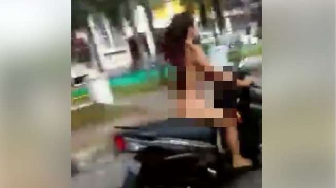 Wah, Gadis Ini Naik Motor Sambil Bugil