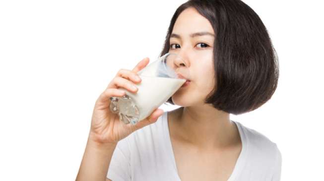 Seorang perempuan minum susu. [shutterstock]