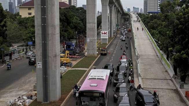 Jalur layang Mass Rapid Transit (MRT) Jakarta yang berada di kawasan Sultan Hasanuddin, Jakarta, Selasa (17/01).