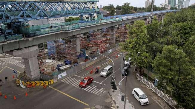 Jalur layang Mass Rapid Transit (MRT) Jakarta yang berada di kawasan Sultan Hasanuddin, Jakarta, Selasa (17/01).
