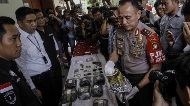 Rilis tersangka dan barang bukti narkotika jaringan internasional di RS Polri dr Sukanto, Jakarta, Selasa (17/1).