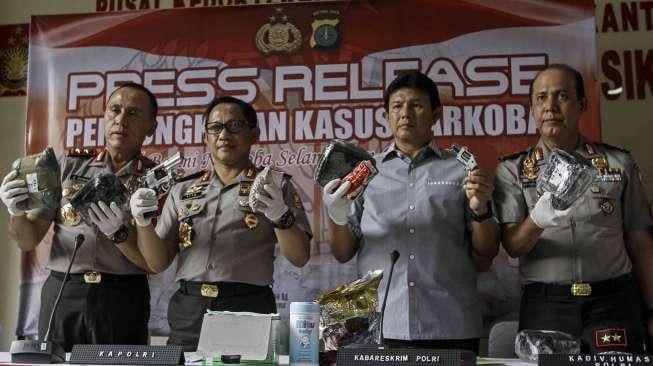 Rilis tersangka dan barang bukti narkotika jaringan internasional di RS Polri dr Sukanto, Jakarta, Selasa (17/1).