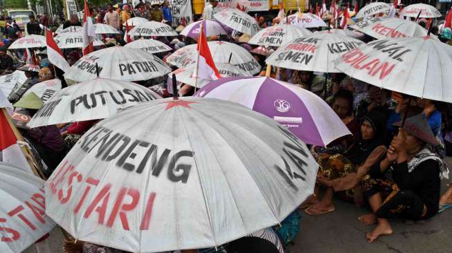 Warga Rembang yang tergabung dalam Jaringan Masyarakat Peduli Pegunungan Kendeng (JMPPK) menggelar aksi penolakan pendirian pabrik semen, di Semarang, Jawa Tengah, Selasa (17/1).