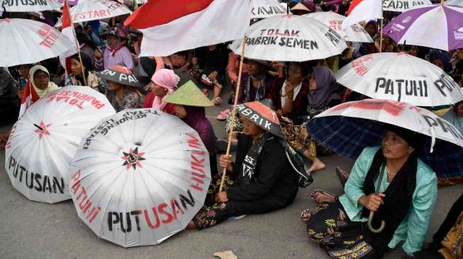 Warga Rembang yang tergabung dalam Jaringan Masyarakat Peduli Pegunungan Kendeng (JMPPK) menggelar aksi penolakan pendirian pabrik semen, di Semarang, Jawa Tengah, Selasa (17/1).