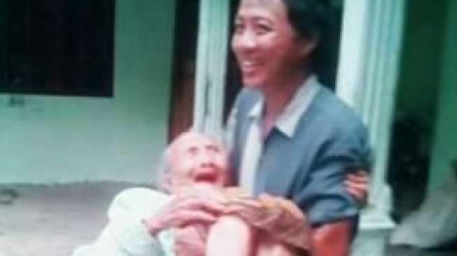 Bikin Trenyuh, Cara Anak Ini bawa Ibunya ke Puskesmas