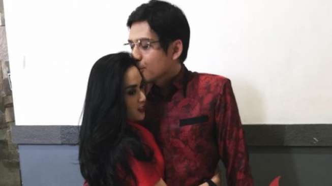 Status Galau, Rumah Tangga Tiara Dewi dan Lucky Hakim Bermasalah?