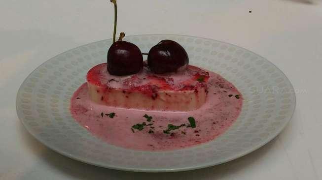 Panna Cotta with Cherry, Begitu Lembut dan Menyegarkan