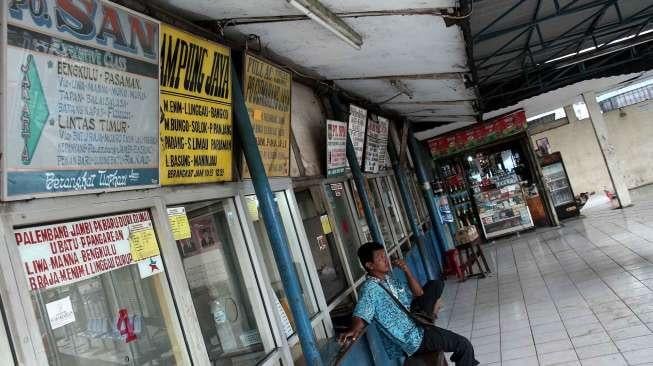 Suasana di Terminal Pulogadung, Jakarta, Rabu (18/1).