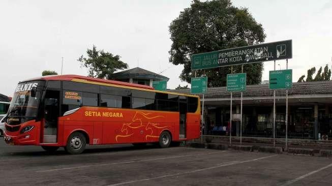 Suasana di Terminal Pulogadung, Jakarta, Rabu (18/1).