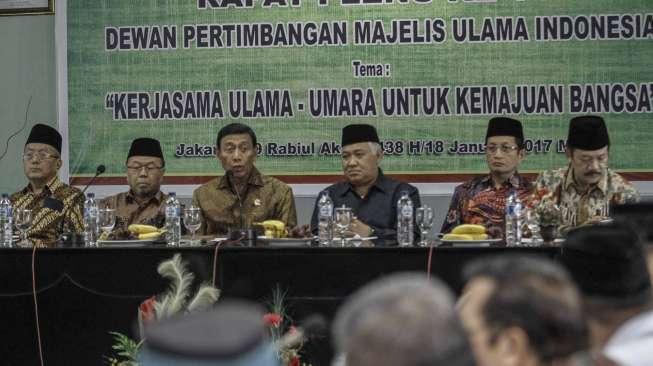 Menteri Koordinator Bidang Politik, Hukum dan Keamanan Wiranto menghadiri rapat pleno ke-14 Dewan Pertimbangan MUI di Jakarta, Rabu (18/1)