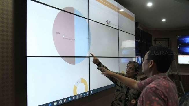 Komisioner Komisi Pemilihan Umum (KPU) Hadar Nafis Gumay (kiri) bersama Ferry Kurnia (kanan) mencoba aplikasi penghitungan suara di ruang kontrol penghitungan suara KPU Pusat, Jakarta, Rabu (18/1).
