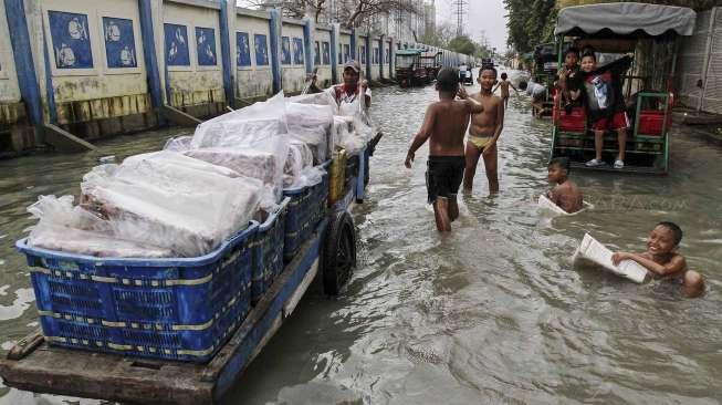 Tak Tahu Tercemar Parasetamol, Saban Sore Banyak Warga Muara Angke Mandi di Laut