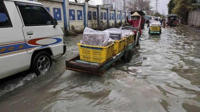  Akibat jebolnya tanggul penahan air laut.