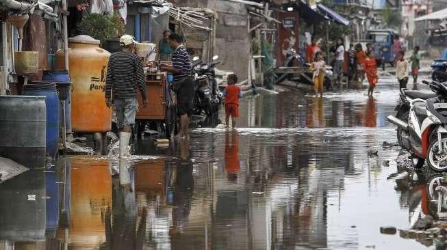 Genanangan banjir rob yang meluap di kawasan Kali Adem, Muara Angke, Jakarta, Kamis (19/1).