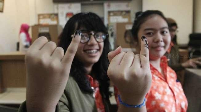 Pelajar Sekolah Menengah Cikal Amri Cipayung melakukan simulasi Pemilu saat mengunjungi Gedung Komisi Pemilihan Umum (KPU) RI, Jakarta, Kamis (19/1).