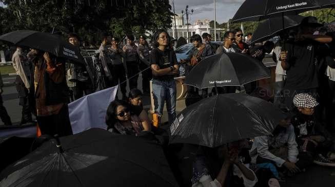 Aktivis Jaringan Solidaritas Korban untuk Keadilan (JSKK) bersama Kontras dan masyarakat memperingati 10 Tahun Aksi Kamisan yang ke-477 di Depan Istana Negara, Jakarta, Kamis (19/1).