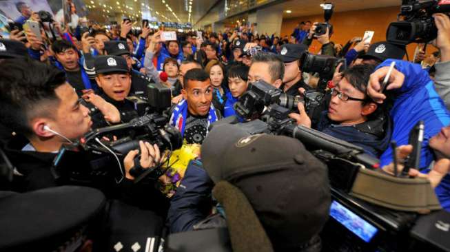 Tevez Disambut Meriah Saat Tiba di Cina