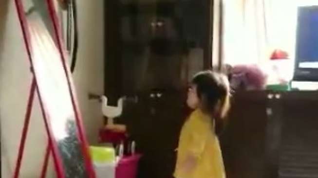 Anda Pasti Tertawa Lihat Anak Kecil Ini Bersin