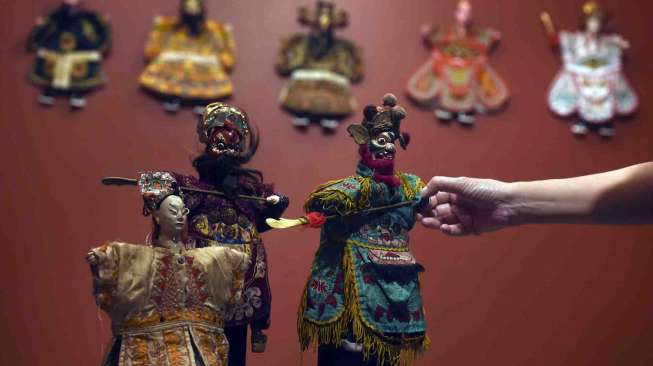 Wayang Potehi yang dipamerkan pada pameran bertajuk 'Potehi Reborn' di Galeri House of Sampoerna, Surabaya, Jawa Timur, Kamis (19/1).