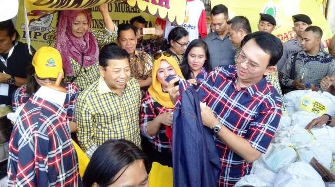 Ahok dan Novanto Bagi-bagi Sembako di Blok S