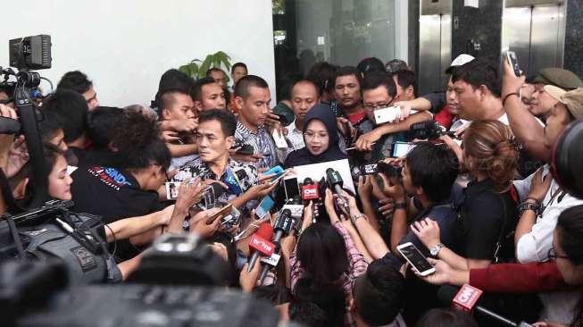 Calon Wakil Gubernur Jakarta Sylviana Murni usai diperiksa di Gedung Bareskrim Ombudsman, Jakarta, Jumat (20/1).