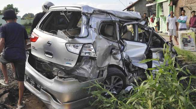 Mobil Grand Livina bernomor polisi A 1594 AR yang rusak setelah ditabrak kereta api di perlintasan kereta api tanpa palang pintu di Unyur, Serang, Banten, Sabtu (21/1).