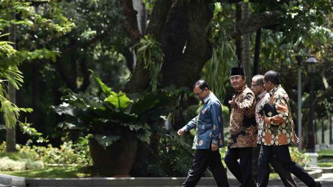 Presiden Joko Widodo didampingi Mensesneg Pratikno menerima Ketua Umum Ikatan Cendekiawan Muslim Indonesia Jimly Asshiddqie bersama pengurus di Istana Merdeka, Jakarta, Senin (23/1).