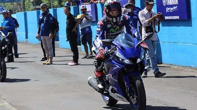 Liburan ke Bali, Rekan Baru Rossi Ini Pamer Tubuh Atletis