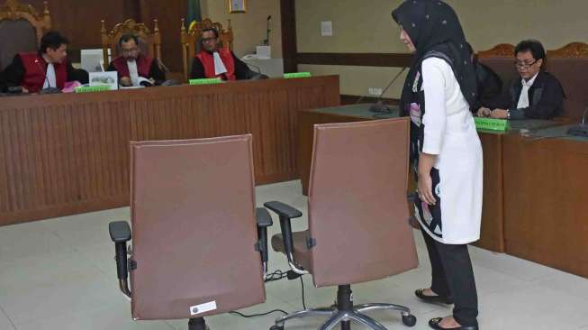 Komisaris CV Timur Alam Raya, Sri Astuti menjalani sidang dengan agenda pembacaan putusan di Pengadilan Tipikor, Jakarta, Senin (23/1).