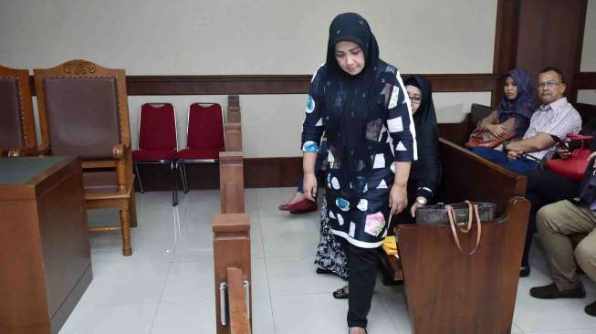 Komisaris CV Timur Alam Raya, Sri Astuti menjalani sidang dengan agenda pembacaan putusan di Pengadilan Tipikor, Jakarta, Senin (23/1).