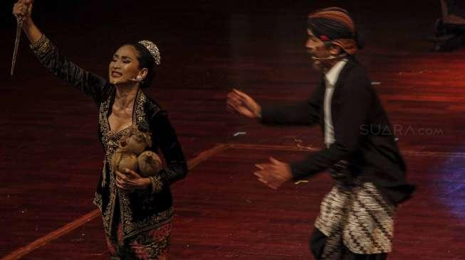 Pementasan Teater Kebangsaan bertemakan 'TRIPIKALA' di Taman Ismail Marzuki (TIM), Jakarta, Senin (23/1).