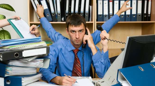 Hindari multitasking bisa cegah stres saat masuk kerja di harpitnas. (Shutterstock)