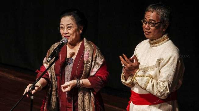 Presiden Joko Widodo (Jokowi) beserta sejumlah menteri dan pejabat negara tampak menghadiri ulang tahun mantan Presiden RI Megawati Soekarnoputri di Taman Ismail Marzuki (TIM), Jakarta, Senin (23/1/2017). [Suara.com/Kurniawan Mas'ud]