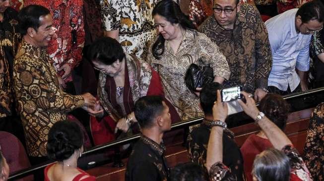 Presiden Joko Widodo (Jokowi) beserta sejumlah menteri dan pejabat negara tampak menghadiri ulang tahun mantan Presiden RI Megawati Soekarnoputri di Taman Ismail Marzuki (TIM), Jakarta, Senin (23/1/2017). [Suara.com/Kurniawan Mas'ud]