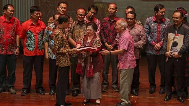 Presiden Joko Widodo (Jokowi) beserta sejumlah menteri dan pejabat negara tampak menghadiri ulang tahun mantan Presiden RI Megawati Soekarnoputri di Taman Ismail Marzuki (TIM), Jakarta, Senin (23/1/2017). [Suara.com/Kurniawan Mas'ud]