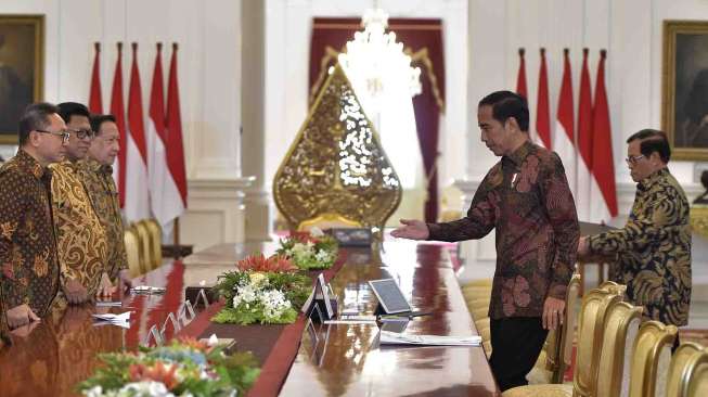 Presiden Joko Widodo menerima Pimpinan MPR di Istana Merdeka, Jakarta, Selasa (24/1).