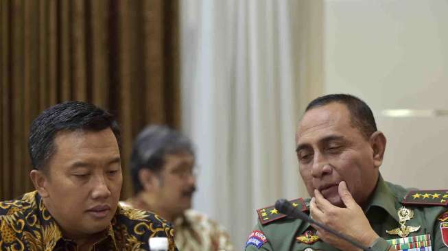 Rapat terbatas tentang percepatan pembangunan persepakbolaan nasional di kantor presiden, Jakarta, Selasa (24/1).