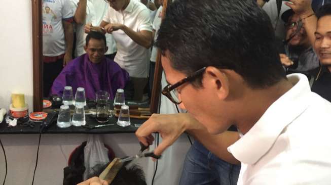 Maksimalkan Pengusaha Kecil, Tim Anies-Sandi Cukur Rambut Gratis