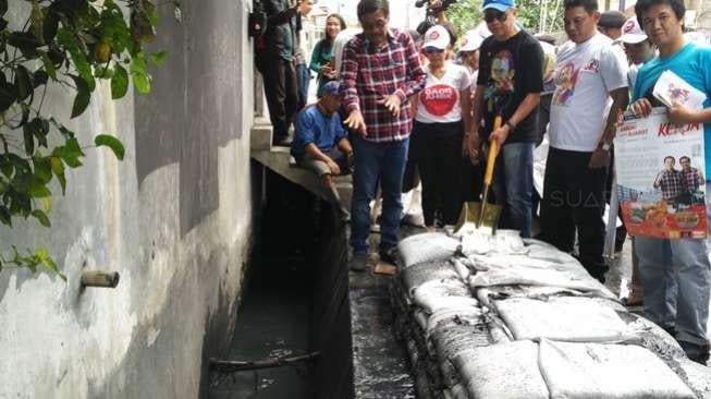 Kampanye di Gunung Sahari, Djarot Ikut Dorong Gerobak Sampah