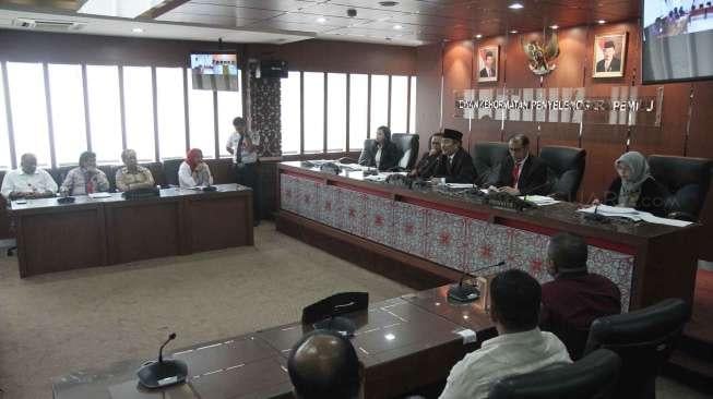 Sidang terkait pelaksanaan Pilkada serentak 2017 di ruang sidang DKPP, Jakarta, Rabu (25/1).