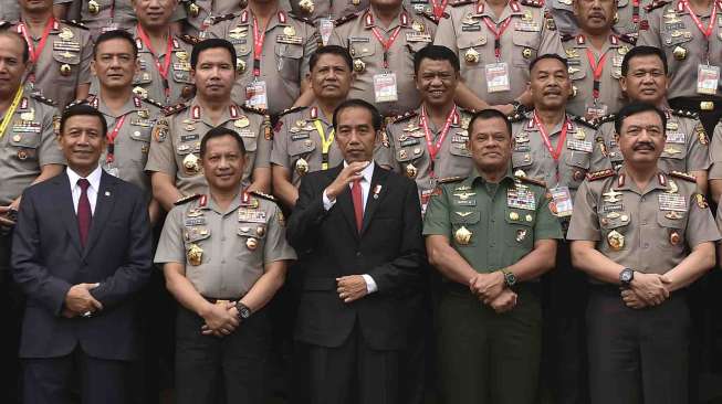 Presiden menekankan pentingnya Polri memperoleh kepercayaan publik.